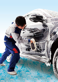 きめ細かい泡と、柔らかいムートンで、お客様の大切なお車を丁寧に洗車・拭き上げいたします