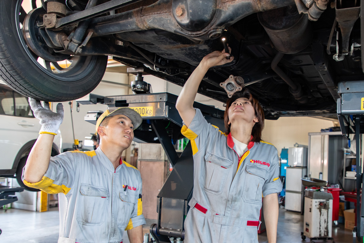 自動車の点検を行う2人の整備士